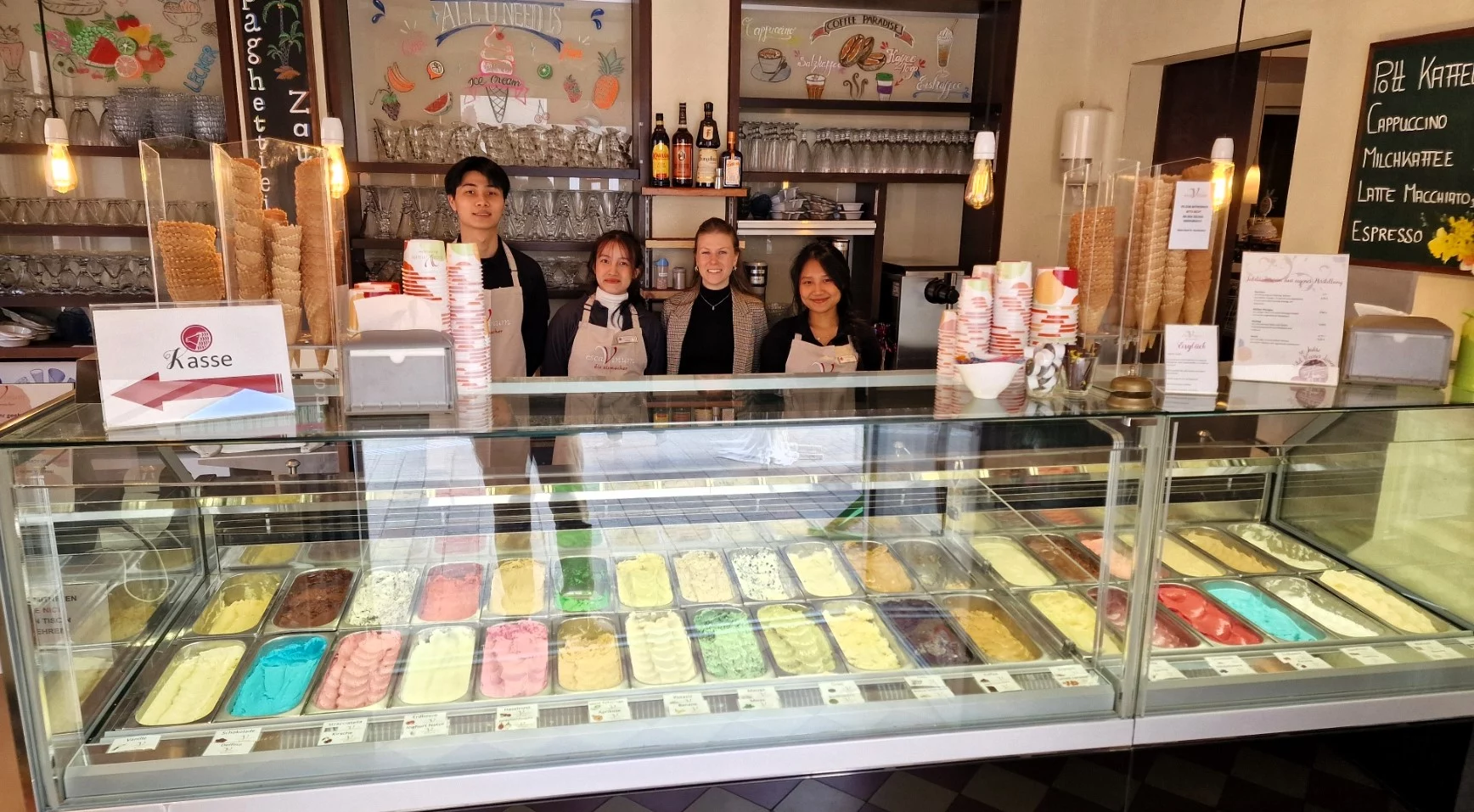 Große Eisauswahl im Eiscafé Veitshöchheim