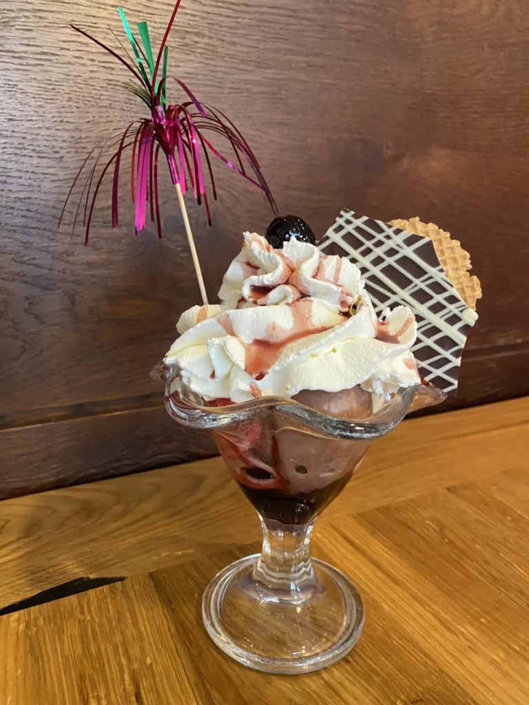 Eisbecher im Eiscafé Veitshöchheim