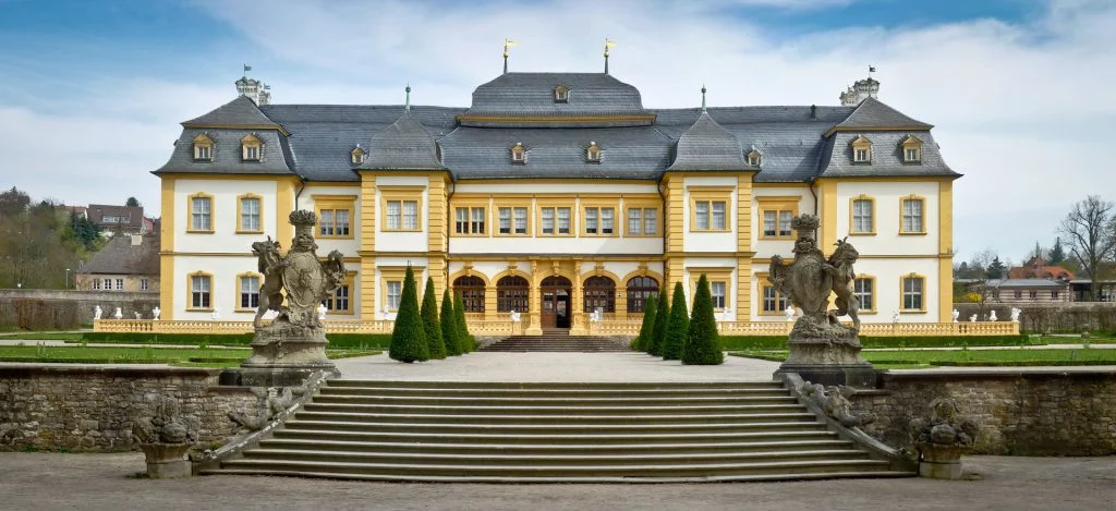 schloss-veitshochheim-593797_1920-1024x469